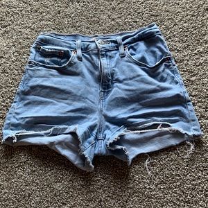 Levi’s shorts size waist size 27!